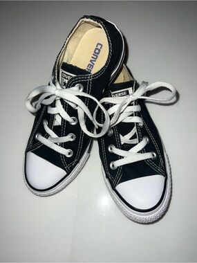 Converse Chuck Taylor All Star Low Top Sneakers Black/White Women’s 6 Men’s 4